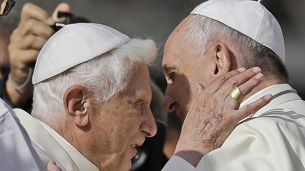 Benedikt und Papst Franziskus bei einem Treffen 2014 