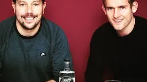Mario Stranig (links) und Maximilian Prasser mit ihrem Kärntner Gin