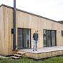 Claudia und Wolfgang Luhan haben sich in Ledenitzen ein Minihaus „von der Stange aufstellen“ lassen
