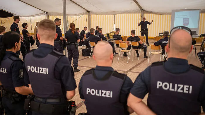 Einweisung der Polizisten in der Zeltstadt am Bundestraßen-Grenzübergang.
