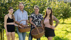 Familie Kober freut sich über die ersten Haselnüsse aus der Oststeiermark