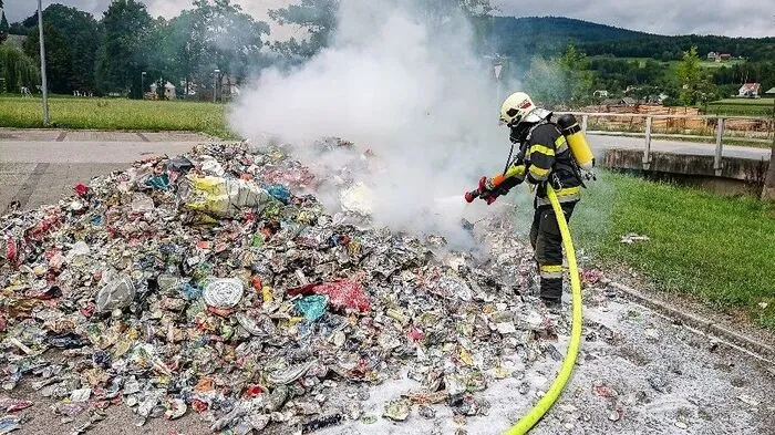 Die Feuerwehrleute entleerten den Müllwagen und löschten die Dosen
