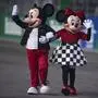 Mickey und Minnie Mouse auf der Strecke