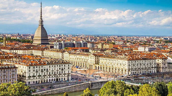 Sich in Turin zu verlaufen, ist fast unmöglich, denn der MoleAntonelliana ist von überall zu sehen. Die Stadt eignet sichdank toller Verkehrsanbindungen (internationaler Flughafen,Bahnhof und natürlich Autobahn) als perfekter Startpunkteiner Reise durch die norditalienische Provinz Piemont. Aber sie selbst ist schon einen mehrtägigen Auftenthalt wert.