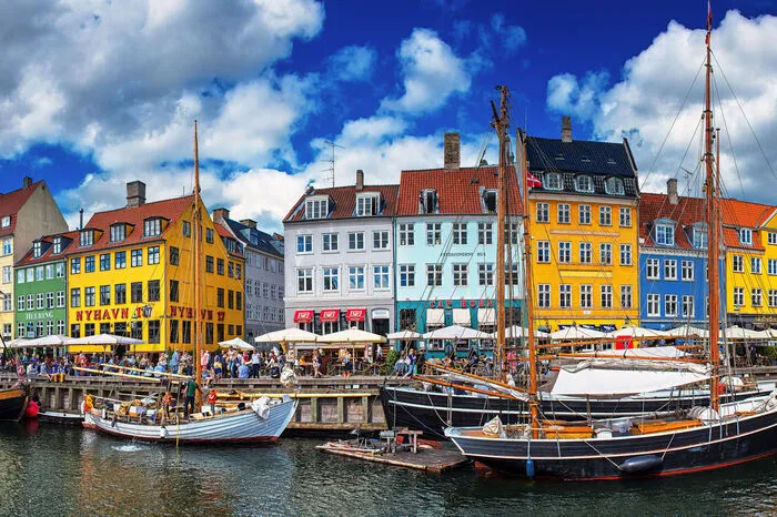 Platz 3. Dänemark/Kopenhagen(Reisebericht: Dänemark, im Land der Wikinger)God dag!Dänen geht's gut. "Hyggelig", das Lebensgefühl, das glücklich macht, hält sich hartnäckig als Trend. Was ist das Geheimrezept der Dänen? Hygge-Autor Meik Wiking: "Man spricht es nicht aus, man fühlt es."Muss bei einem Kurzbesuch in Kopenhagen:Drängen Sie sich durch die Touristenschar und besuchen sie die kleine Meerjungfrau.