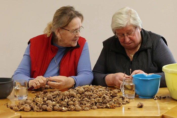 Gertrude Halb (links) und Josefine Schuster beim "Kiefeln"
