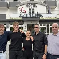 Helena und Georg Schlatzer (Bildmitte): „Wir sind aber guter Dinge, es gibt schon Buchungen für das heurige Jahr“