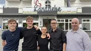 Helena und Georg Schlatzer (Bildmitte): „Wir sind aber guter Dinge, es gibt schon Buchungen für das heurige Jahr“