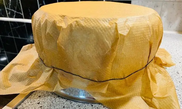 Du musst den Kochtopf umdrehen und dann das Backpapier mit dem Draht festmachen