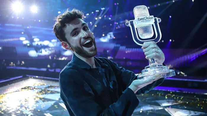 Mit der Trophäe: Duncan Laurence alias De Moor, Jahrgang 1994