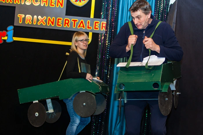 Lisa Geyer verfolgt ihren hartnäckigen Verehrer Pepe Kassl in der Nummer "Im Wagen vor mir". 