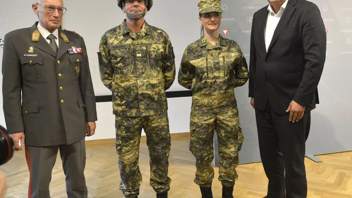 Das neue Muster ist allerdings gewollt und besteht aus sechs Farben, die zur Tarnung dienen. Schrittweise ab Mitte 2018 sollen die alten, grünen Uniformen der Truppe ersetzt werden. Verteidigungsminister Hans Peter Doskozil (SPÖ) wünscht sich , dass die neue Bekleidung möglichst in Österreich produziert wird.