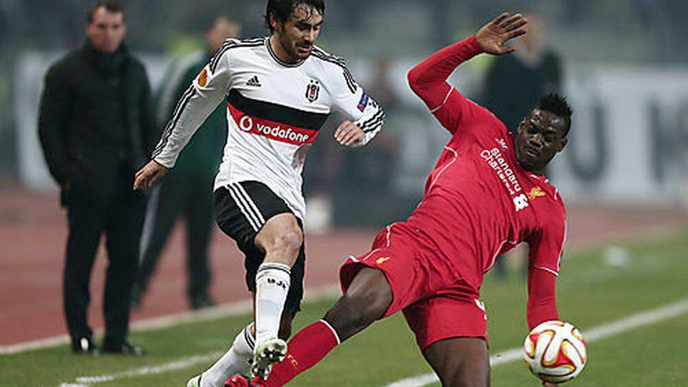 Veli Kavlak setzt sich gegen Mario Balotelli und den FC Liverpool durch