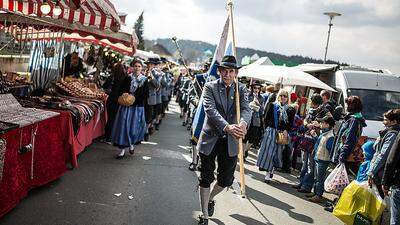 Die Marktkapelle Eberndorf/Kühnsdorf führt den traditionellen Umzug an