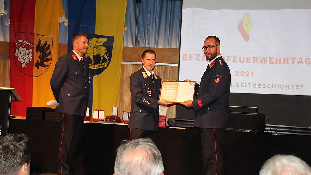 Thomas Michael Zdravja von der Feuerwehr Bleiburg übergab das eigens für Patrick Skubel komponierte Lied &quot;Die Kärntner Feiawehr&quot; 