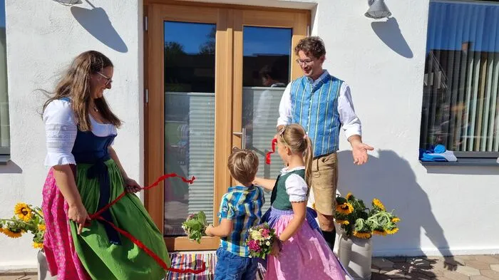 Zur Eröffnung wurde symbolträchtig auch ein rotes Band durchschnitten