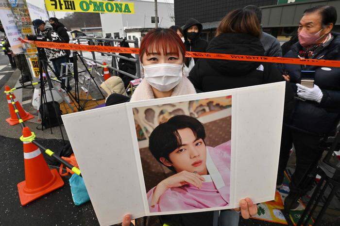 Fans verabschiedeten sich mit Plakaten und Fotos von ihrem Idol