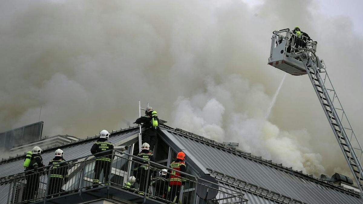 Ein Feuerwehrmann wurde bei dem Einsatz leicht verletzt