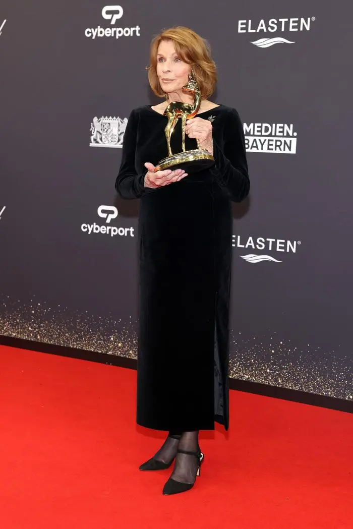 Bambi-Verleihung 2023 in München Senta Berger Preisträgerin in der Kategorie Lebenswerk mit seinem Bambi auf dem roten Teppich. Verleihung des Bambi 2023 am 16.11.2023 in den Bavaria Filmstudios München. Bayern, Deutschland. *** Bambi Awards 2023 in Munich Senta Berger winner in the Lifetime Achievement category with her Bambi on the red carpet Bambi Awards 2023 on 16 11 2023 at the Bavaria Filmstudios Munich Bavaria, Germany