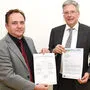 Bürgermeister Siegfried Ronacher überreicht Landeshauptmann Peter Kaiser die Resolution
