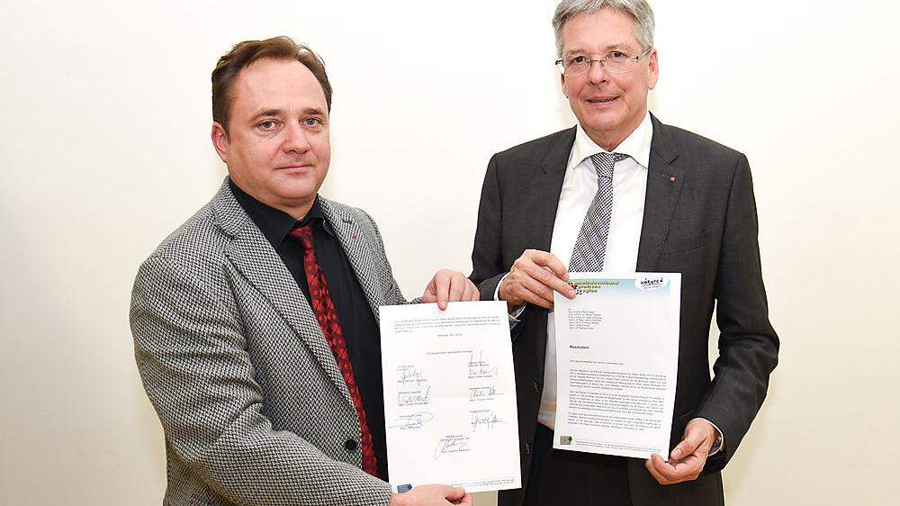 Bürgermeister Siegfried Ronacher überreicht Landeshauptmann Peter Kaiser die Resolution
