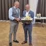 Zwei Männer im Anzug reichen sich die Hände 