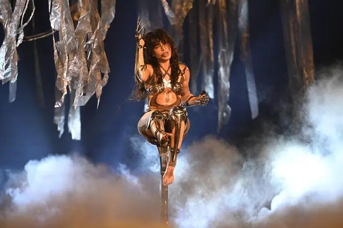 Auch Loreen, die Gewinnerin des Song Contest 2023, sang beim diesjährigen ESC-Finale. Sie schien in einem frei stehenden Hocker über dem Bühnenboden zu schweben und trug dabei ein Outfit mit zahlreichen Cut-Outs.