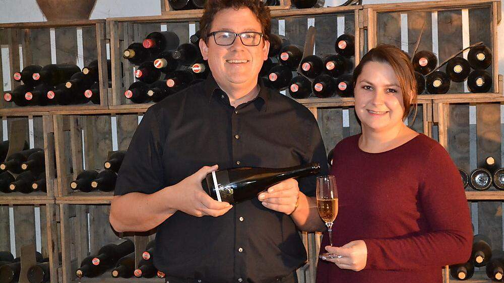 Erwin Gartner schenkt seiner Ehefrau Tanja ein Glas seines preisgekrönten Sekts ein