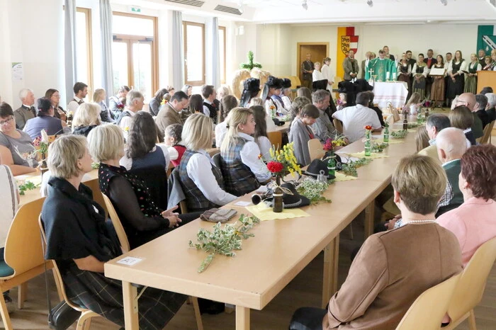 Nach dem Festzug durch den Ort fanden sich die Besucher zur Messe im Kultursaal ein. 
