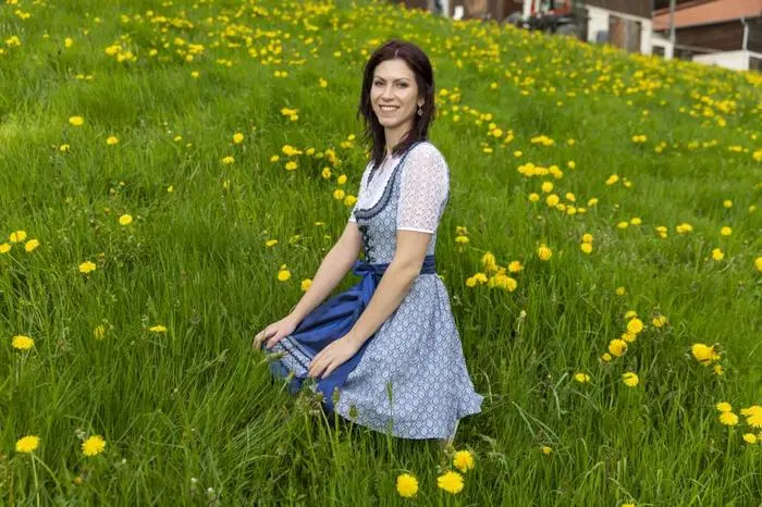 Gleich neun Hofherren hat die oststeirische Schönheit in ihre Heimat eingeladen, höchstens fünf dürfen bleiben