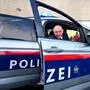 Karner steigt aus Polizeiauto