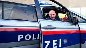 Karner steigt aus Polizeiauto