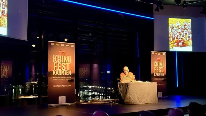 Blick auf eine Bühne während einer Lesung