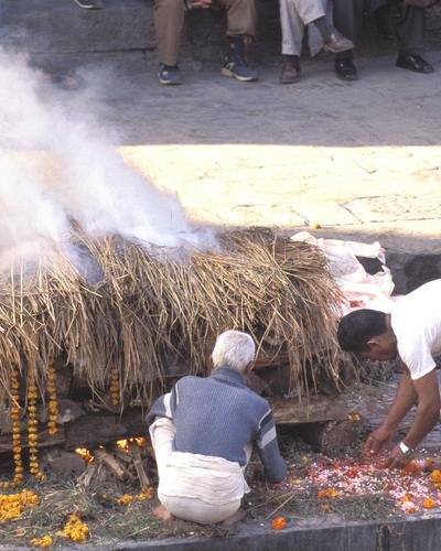 Im Hinduismus werden die Toten in der Regel verbrannt - meist auf einem Scheiterhaufen