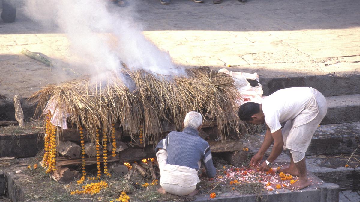 Im Hinduismus werden die Toten in der Regel verbrannt - meist auf einem Scheiterhaufen