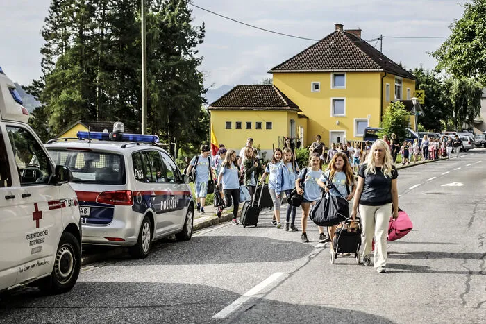 Verabschiedet wurden sie von den Blaulichtorganisationen Feuerwehr, Rettung und Polizei.