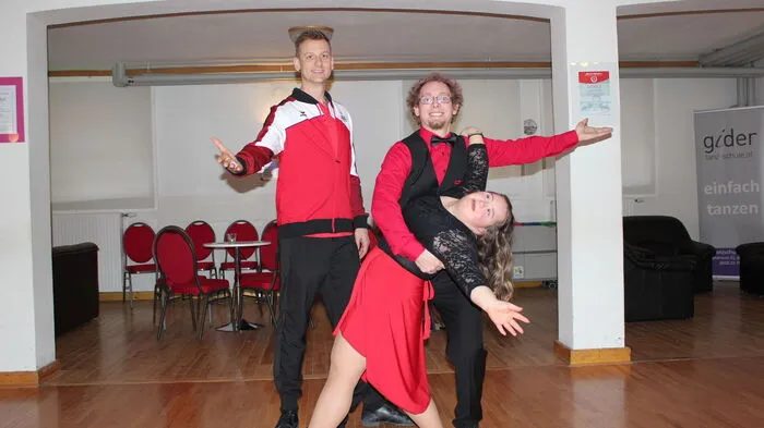 Klicken Sie sich durch die Fotos vom Tanztraining!