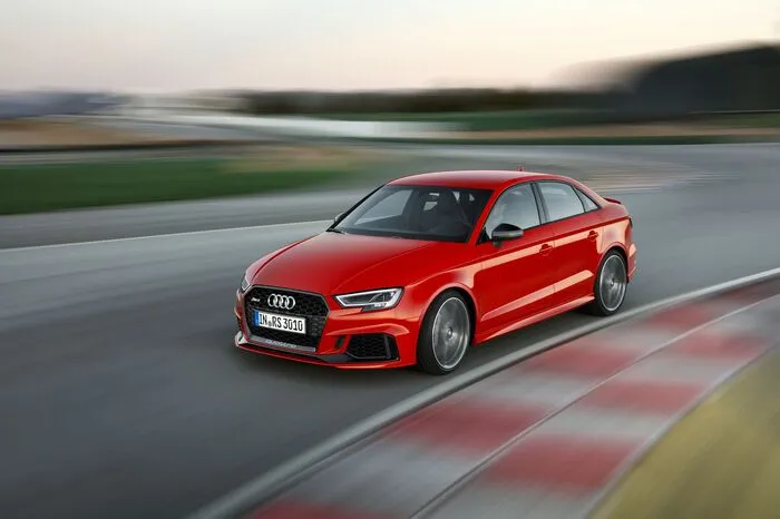Serienmäßig ist das Quattro-Management in das Fahrdynamiksystem Drive Select eingebunden, ebenso wie die Lenkung, das Getriebe, das Motormanagement und die schaltbaren Abgasklappen. Der Fahrer kann die Arbeitsweise dieser Komponenten in den Modi Comfort, Auto, Dynamic und Individual variieren. Dasselbe gilt für das optionale RS-Sportfahrwerk plus mit adaptiver Dämpferregelung. Für sportliches Fahrverhalten bürgen die Progressivlenkung, die Vierlenker-Hinterachse, ein straffes Setup und 25 Millimeter Tieferlegung gegenüber dem Serienmodell.