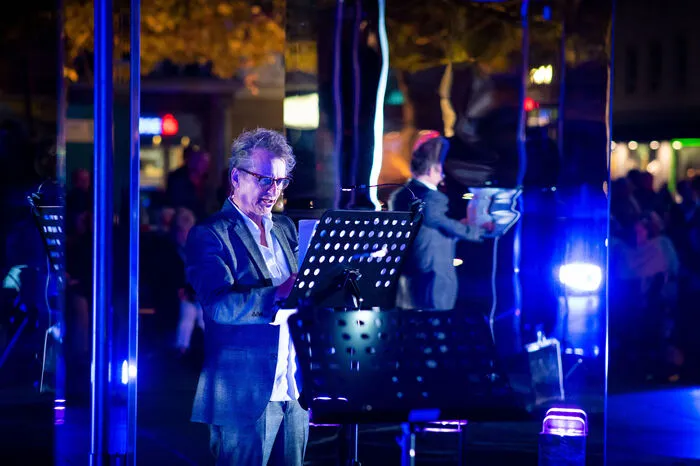 Poesie stand in Zentrum der Multi-Media-Performance von Regisseur Gerhard Fresacher, der mit den Schauspielern Anne Bennent und Heinz Weixelbraun ideale Interpreten für die Texte von Ingeborg Bachmann und Gert Jonke eingeladen hatte.