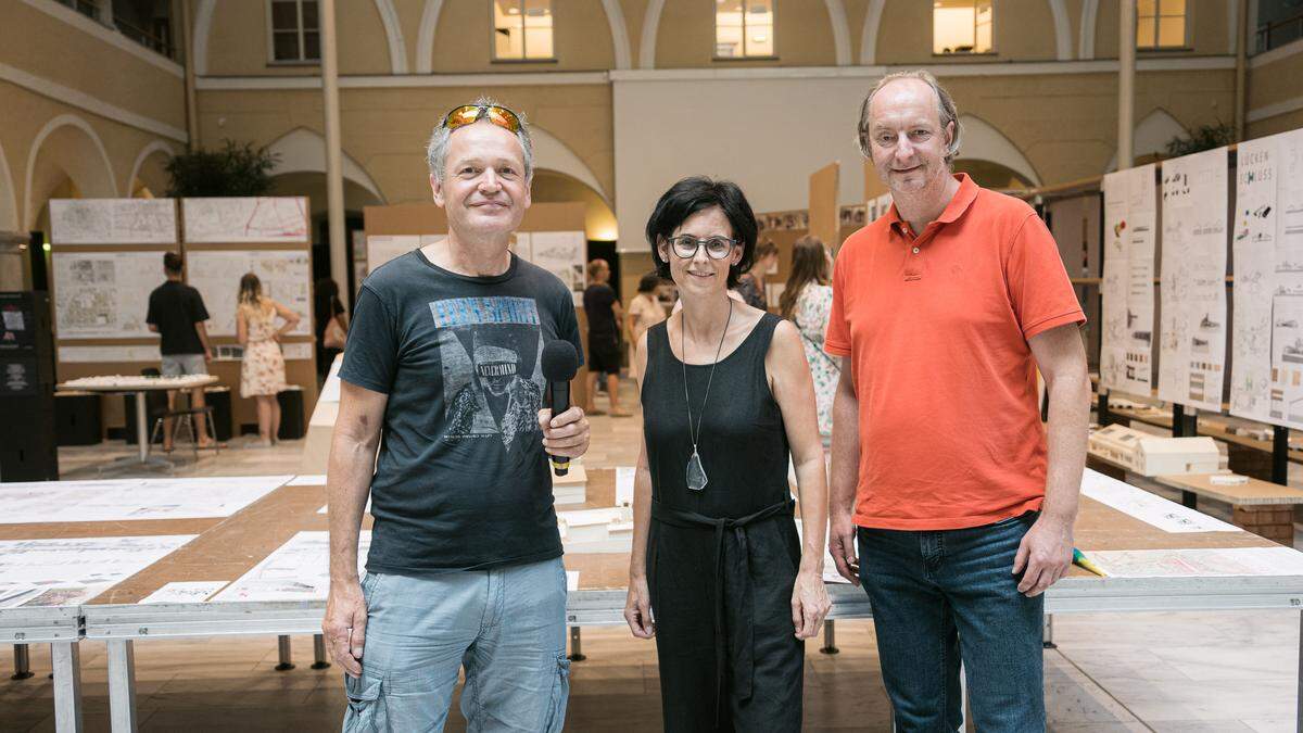 Wolfgang Grillitsch, Sonja Hohengasser und Martin Schneider führten bei der Eröffnung durch die Ausstellung