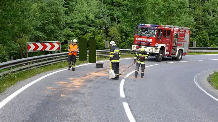 Auf der B72 bei Koglhof rutschte ein Motorradlenker in die Leitschiene