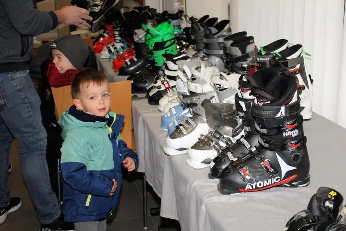 Die vielen Besucher konnten in entspannter Atmosphäre Bekleidung, Helme, Skischuhe, Brillen, Snowboards und Ski für alle Altersklassen ausprobieren und zu vernünftigen Preisen erwerben.
