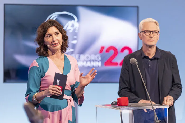 Moderiert wird der Bewerb von Cecile Schortmann und Christian Ankowitsch.