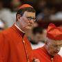 Der  Kölner Erzbischof Kardinal Rainer Maria Woelki entband zwei Mitarbeiter von ihren Dienstpflichten