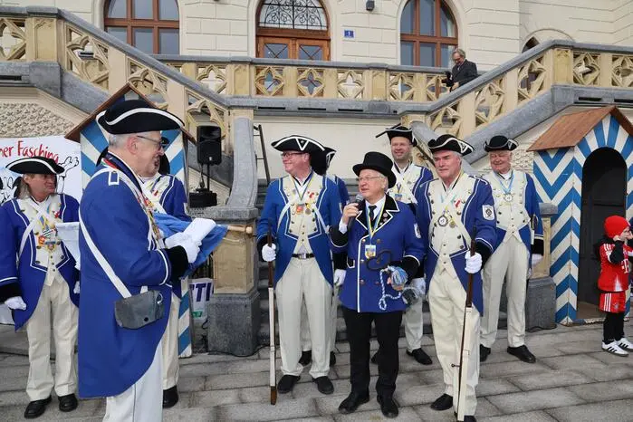 Unter den Klängen der Stadtmusik, guten Speisen und Getränken, konnte das lustige Treiben in der Stadt, das bis zum Faschingsdienstag dauert, beginnen