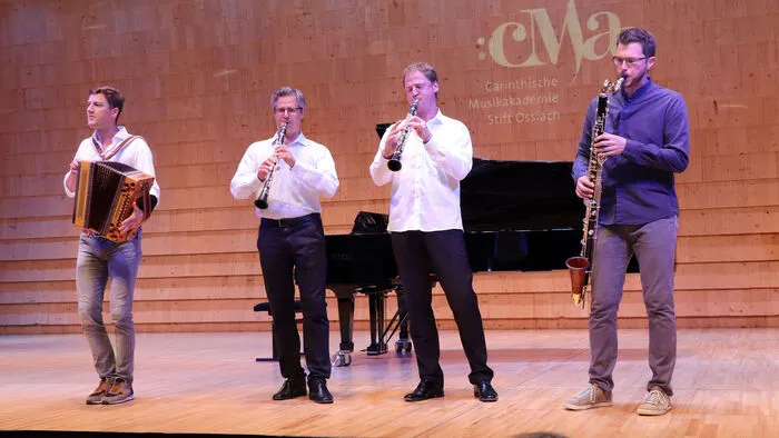 Anläßlich des zehnjährigen Bestandsjubiläums gab das "Faltenradio" mit Alexander Maurer, Alexander Neubauer, Matthias Schorn und Stefan Prommegger (am Foto von Links) ein Konzert im Stift Ossiach.
