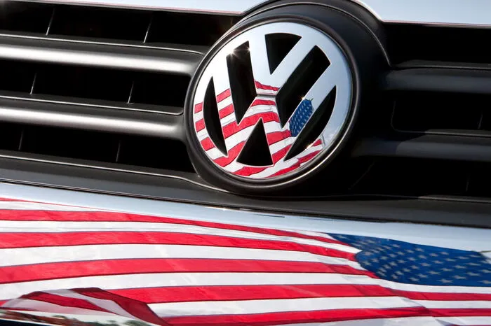 Denn im September 2015 veröffentlichten amerikanische Behörden Abgastest-Werte von VW-Dieselfahrzeugen, die so überhaupt nicht mit den Hersteller-Angaben übereinstimmten. Es wurde klar, dass der Konzern eine Schummel-Software eingesetzt hatte, um die strengen Stickstoff-Grenzwerte in den USA zu unterschreiten.