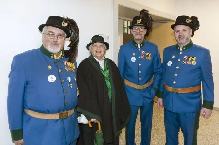 Bei der Ehrung wurden Kameraden für besondere Verdienste um den Kameradschaftsbund mit dem silbernen und goldenen Landesverdienstkreuz geehrt.