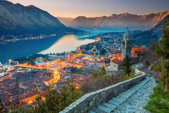 Kotor. Die Hafenstadt liegt direkt an der gleichnamigen, von steilen Felswänden eingerahmten Bucht – ein atemberaubender Anblick. Der mittelalterliche Stadtkern vonKotor mit seinen verwinkelten Gassen, Kirchen und Palästenist von einer 4,5 Kilometer langen Mauer umgeben.
