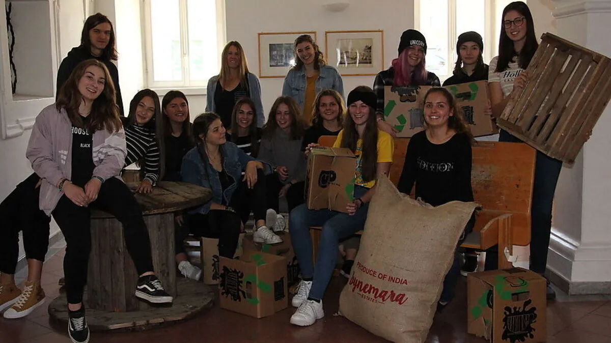 Die kreative Truppe der achten Klasse des Borg Lienz mit ihren Fachlehrerinnen Andrea Kollnig und Natalie Istenich freut sich auf einen Besuch im Cupcycling-Café ab 7. Oktober im Vorraum der Spitalskirche